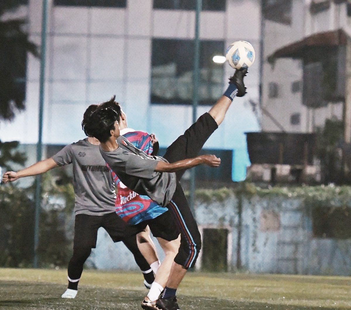 evarenadotco's tweet photo. The perfect place to kick back and relax after a long day at work. ⚽️✨

📸: IG impetakk

#EVArena #forEVeryone #PertaruhkanSegalanya #FootballField #Football https://t.co/VHI3EFdOK0