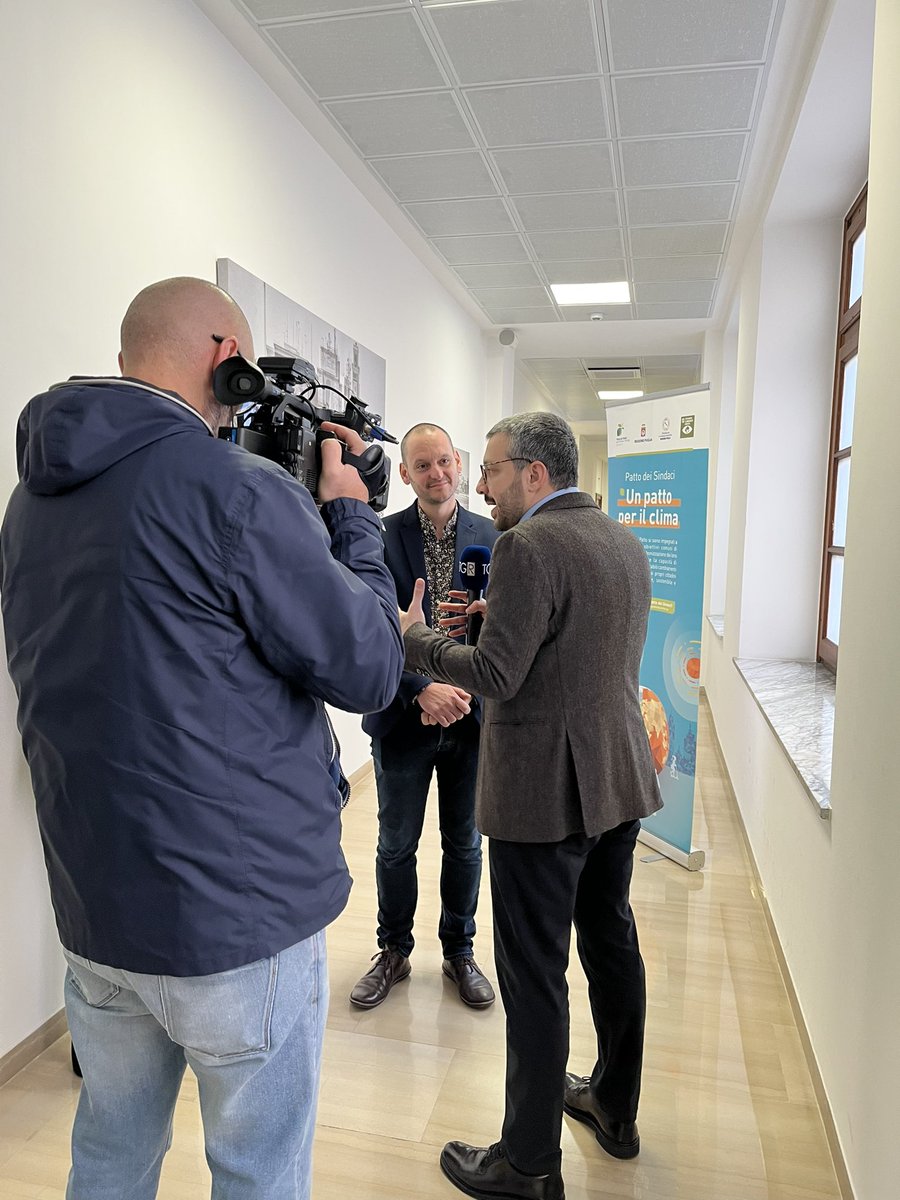 Europe_RCVL's tweet photo. 🎤Ouverture de la journée par une conférence de presse avec les ministres régionaux #energie #climat de la @RegionePuglia : présentation de la @CopCVL, création de l’Agence régionale énergie climat #AREC, du projet LiFE #Letsgo4climate ✅ et défis communs face au #climatechange🌏 https://t.co/jdPXOFoZF6