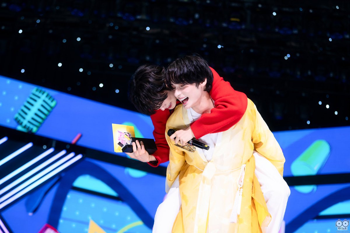 txt__hin's tweet photo. 【TXT weverse 日本語訳】コメント
🐿テヒョン 230215 18:46

👤︰わぁ……わぁ……おしまいだ

🐿︰幸せそうだね https://t.co/1A6Cht5nsU