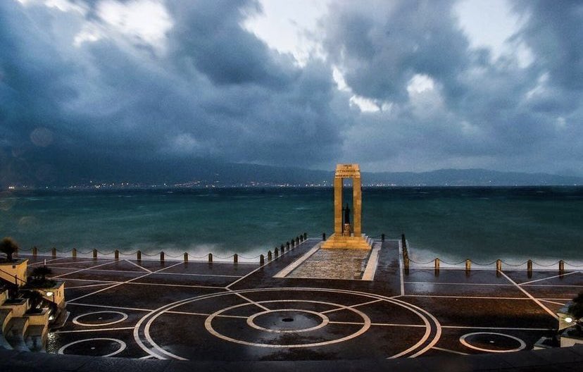 La statua di Athena Promachos, dea della saggezza e della guerra, è posta sul pontile dell'Anfiteatro Anassilaos a difesa di Reggio Calabria, con lo sguardo orientato sulla città mentre volta le spalle al mare.
II Cippo Marmoreo (1932) è un’opera dello scultore Antonio Bonfiglio.