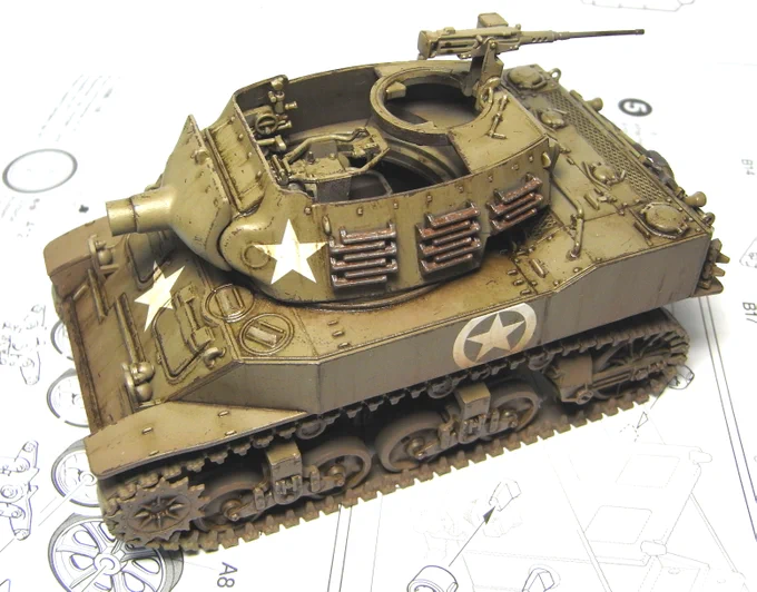 タミヤ 1/48 M8自走榴弾砲の続き。ウェザリング中。 