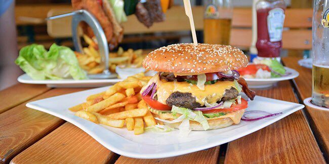 livrezmoi's tweet photo. Bane restaurant mofi dakalé burger ? https://t.co/m2I9a01Kr1