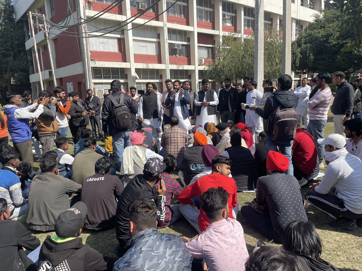 DivyanshuB_raja's tweet photo. करनाल ज़िला सचिवालय में हरियाणा युवा कांग्रेस का“घंटी बजाओ-सरकार जगाओ”अभियान

जनता कटे राशन कार्ड व बुढ़ापा पेंशन की वजह से त्राहि त्राहि कर रही है लेकिन मनोहर लाल खट्टर साहब के कानों पर जूँ तक नहीं रेंग रही 

इसीलिए सोए हुए मुख्यमंत्री को घंटियाँ बजाकर जगाने का काम हम करेंगे https://t.co/UZa1QRSboo