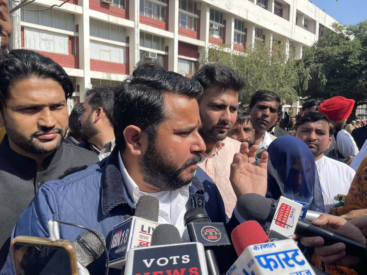 DivyanshuB_raja's tweet photo. करनाल ज़िला सचिवालय में हरियाणा युवा कांग्रेस का“घंटी बजाओ-सरकार जगाओ”अभियान

जनता कटे राशन कार्ड व बुढ़ापा पेंशन की वजह से त्राहि त्राहि कर रही है लेकिन मनोहर लाल खट्टर साहब के कानों पर जूँ तक नहीं रेंग रही 

इसीलिए सोए हुए मुख्यमंत्री को घंटियाँ बजाकर जगाने का काम हम करेंगे https://t.co/UZa1QRSboo
