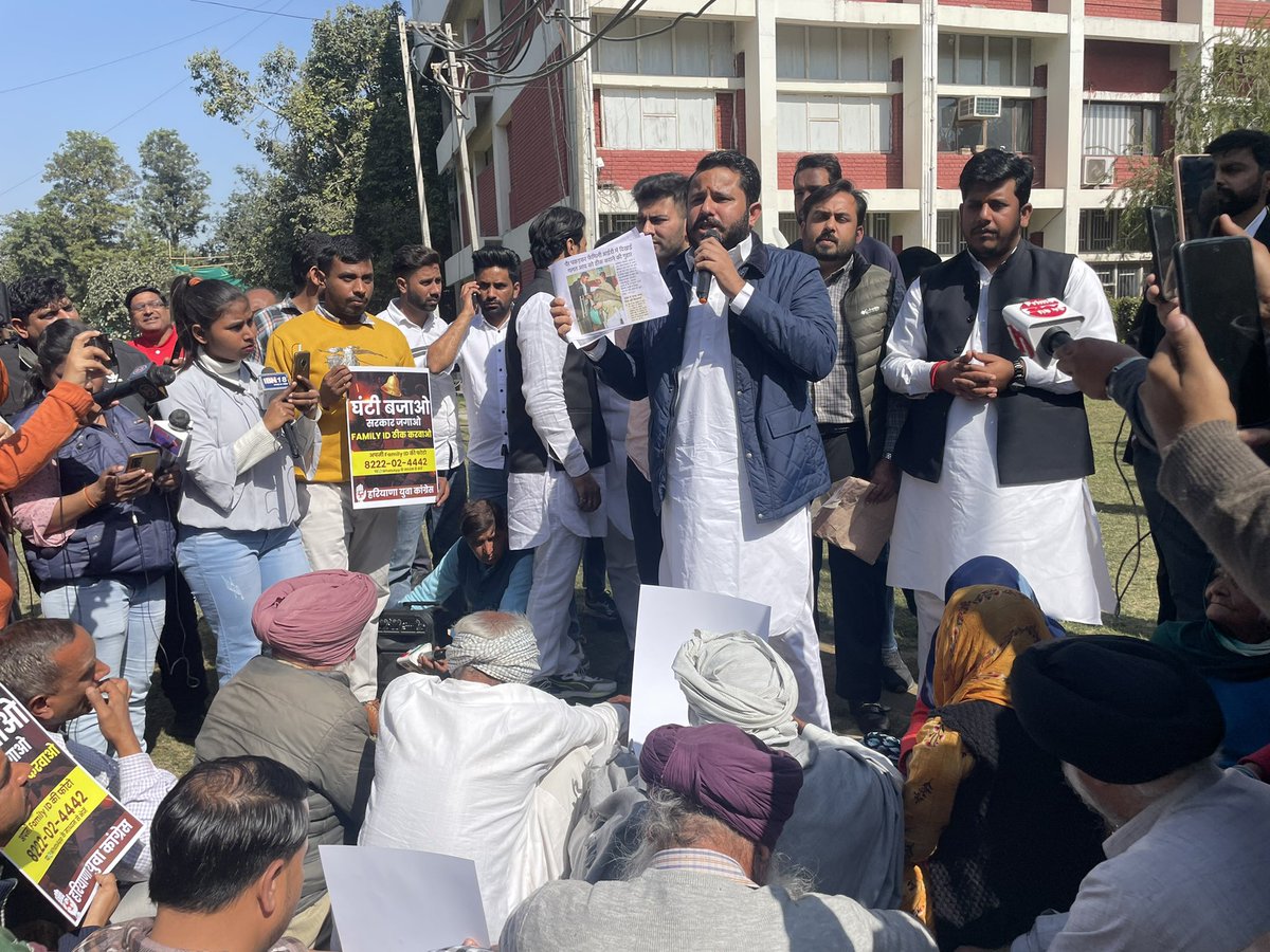 DivyanshuB_raja's tweet photo. करनाल ज़िला सचिवालय में हरियाणा युवा कांग्रेस का“घंटी बजाओ-सरकार जगाओ”अभियान

जनता कटे राशन कार्ड व बुढ़ापा पेंशन की वजह से त्राहि त्राहि कर रही है लेकिन मनोहर लाल खट्टर साहब के कानों पर जूँ तक नहीं रेंग रही 

इसीलिए सोए हुए मुख्यमंत्री को घंटियाँ बजाकर जगाने का काम हम करेंगे https://t.co/UZa1QRSboo