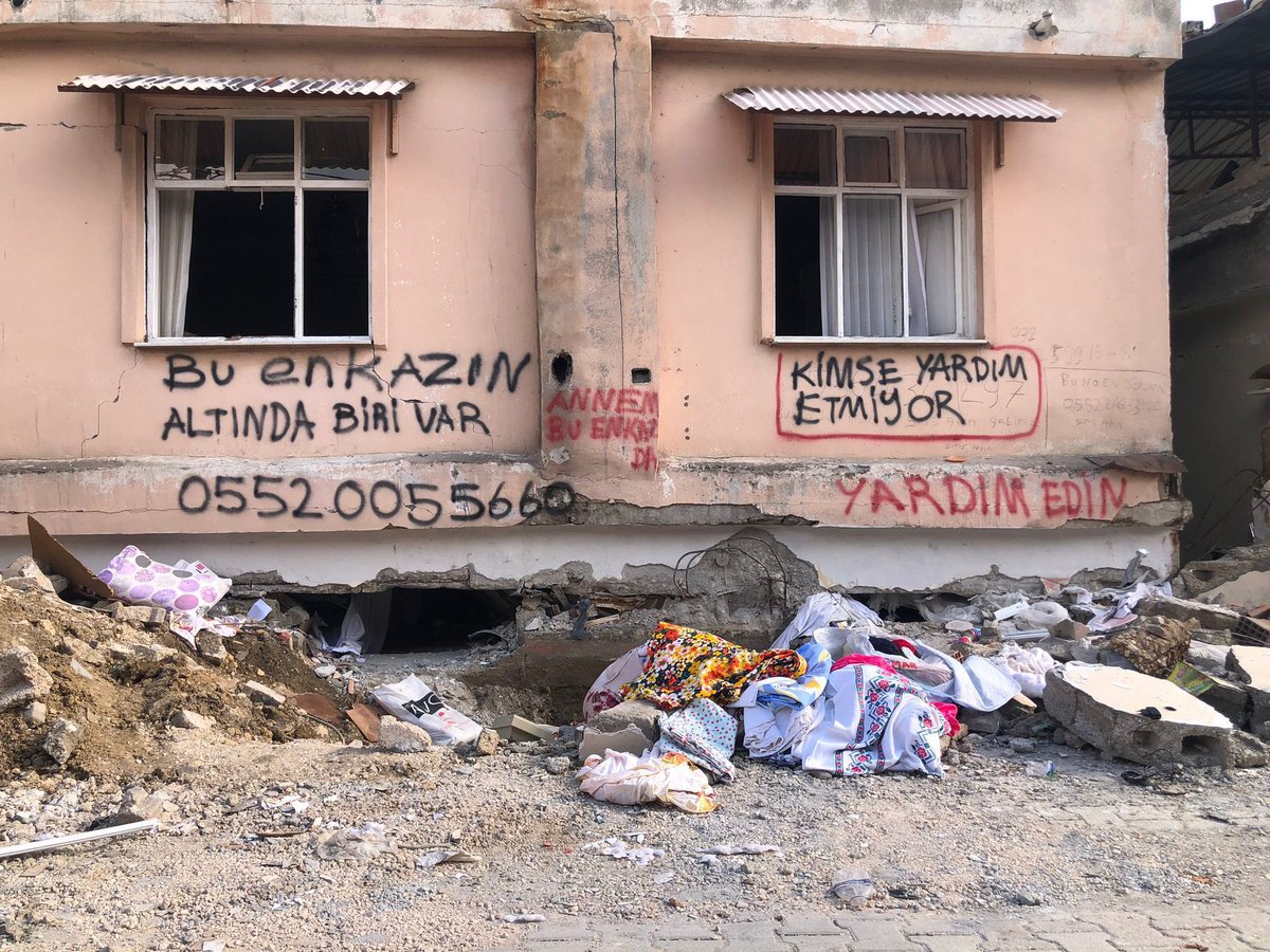 İlk 3 gün elimizde yeterli ekipman(hilti, jeneratör vb.) olmadığı için yardım çiğlıkları gelen evlerin duvarlarına geri döndüğümüzde karıştırmamak için yazılar yazdık. Ekipman temin edip geri döndüğümüzde ise evlerin çoğundan ses gelmiyordu.