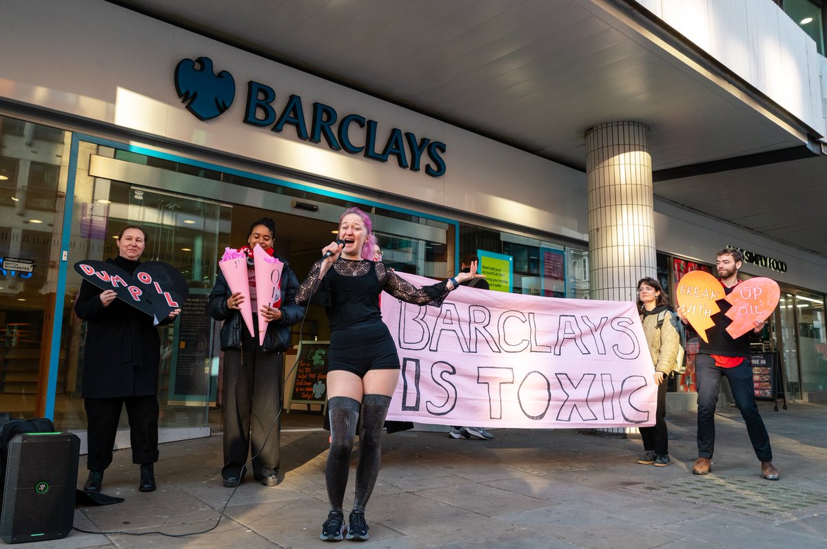 bankonourfuture's tweet photo. NEW: Today @Barclays puts itself at odds with UK peers by failing to rule out financing for new oil &amp; gas.

The bank is swimming against the tide of progress &amp; now becomes vulnerable to increased activist, shareholder &amp; legal pressures 

📸 @fossilfreeLDN 
🧵 https://t.co/W0zV7u21M9
