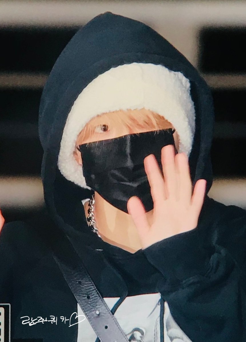 hanjiclips's tweet photo. han looks like a rice ball 🍙 https://t.co/6GF4JrviKw