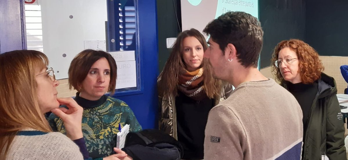 J_Montsalvatge's tweet image. Codocència a #1ESO. Avui aprenem dels companys i companyes d'@epiagranollers .  #Projecte60x3 , 60 alumnes amb equips cooperatius, comparteixen espai d'aprenentatge amb 3 docents.