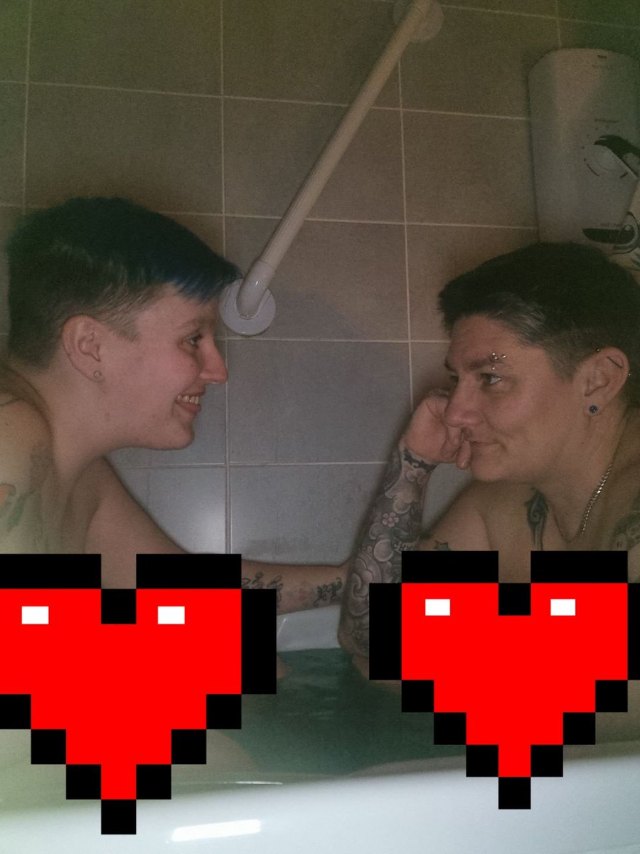 Kelyke38's tweet photo. Can't Beat A Romantic Candle alit Bath For 2🥰 #lesbian #nonbinary #ofcouple #instagram https://t.co/siScxcCgbC https://t.co/pojnMbYY0D