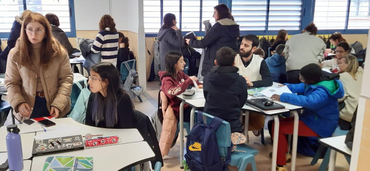 J_Montsalvatge's tweet image. Codocència a #1ESO. Avui aprenem dels companys i companyes d'@epiagranollers .  #Projecte60x3 , 60 alumnes amb equips cooperatius, comparteixen espai d'aprenentatge amb 3 docents.
