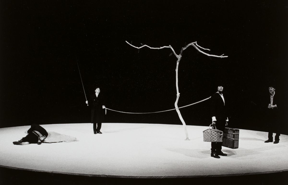 Door USVA geweigerde Wachten op Godot van Beckett wordt elders toch opgevoerd

Lees het hier: bit.ly/3lH0UVu

#USVA #WachtenOpGodot #SamuelBeckett #boekenlezen