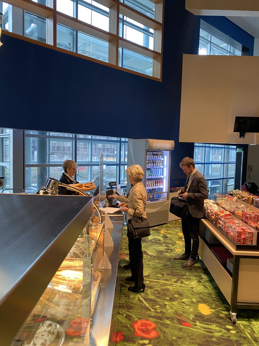 Au Parlement européen à #Strasbourg, Ursula @vonderleyen a aussi compris l’astuce : le meilleur moment pour acheter son lunch, c’est 11h30, assurément !! #UVDL #EPplenary