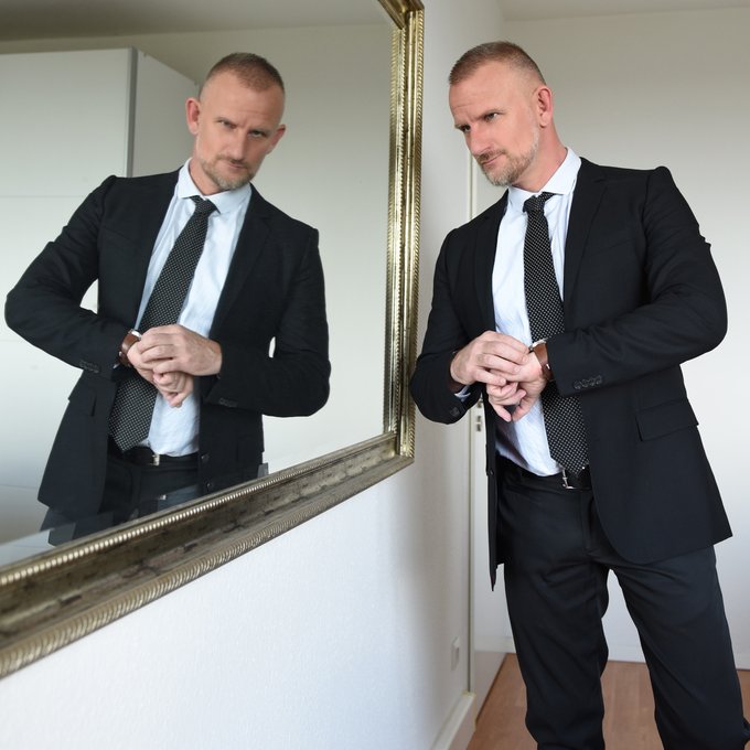 1 pic. Who likes daddy in a suit? https://t.co/x9rK0ukRuM