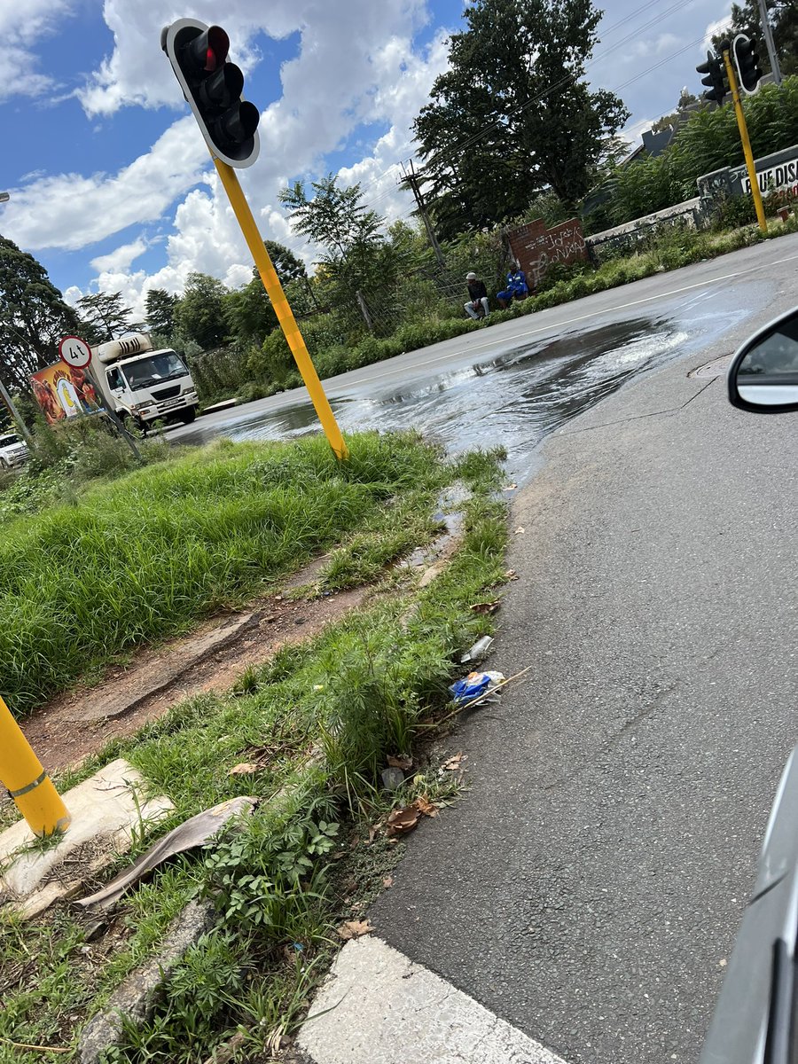 Mysert's tweet photo. @CoE_Call_Centre ,@City_Ekurhuleni kindly attended it has been a while now cnr Parkhill road and Webber https://t.co/i1iiZ0jnv0