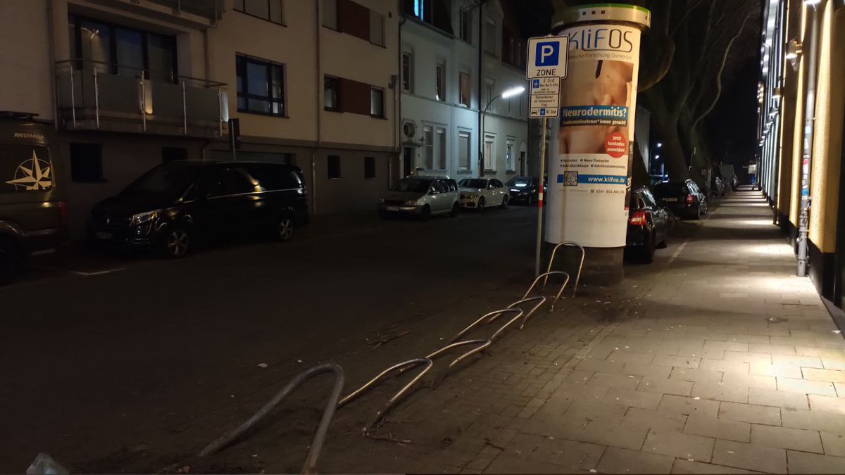 UrbanAchso's tweet photo. #cycle4changeOS - Scout peter sagt:" Am Baum vorbei und dann drüber gebügelt...".😁
Keine Bremsspuren, keine Baustellen in der Nähe.
Oder widmet die @StadtOsnabrueck hier Parkplätze FÜR den MIV um? 🤔 https://t.co/EiabeODYJ6