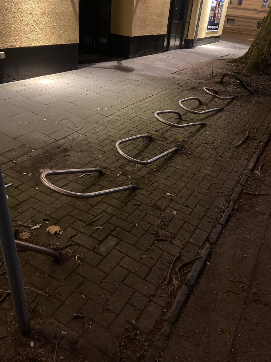 UrbanAchso's tweet photo. #cycle4changeOS - Scout peter sagt:" Am Baum vorbei und dann drüber gebügelt...".😁
Keine Bremsspuren, keine Baustellen in der Nähe.
Oder widmet die @StadtOsnabrueck hier Parkplätze FÜR den MIV um? 🤔 https://t.co/EiabeODYJ6