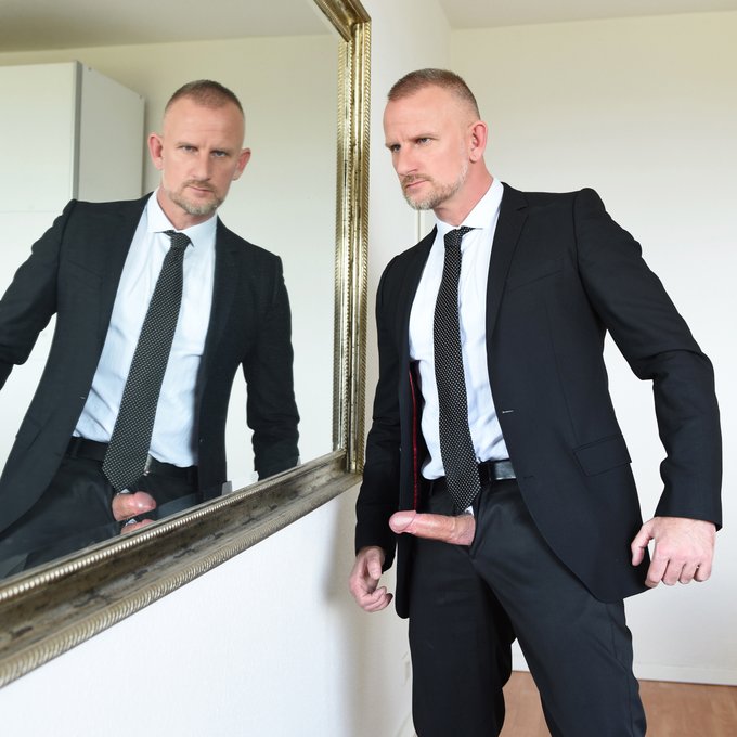 2 pic. Who likes daddy in a suit? https://t.co/x9rK0ukRuM