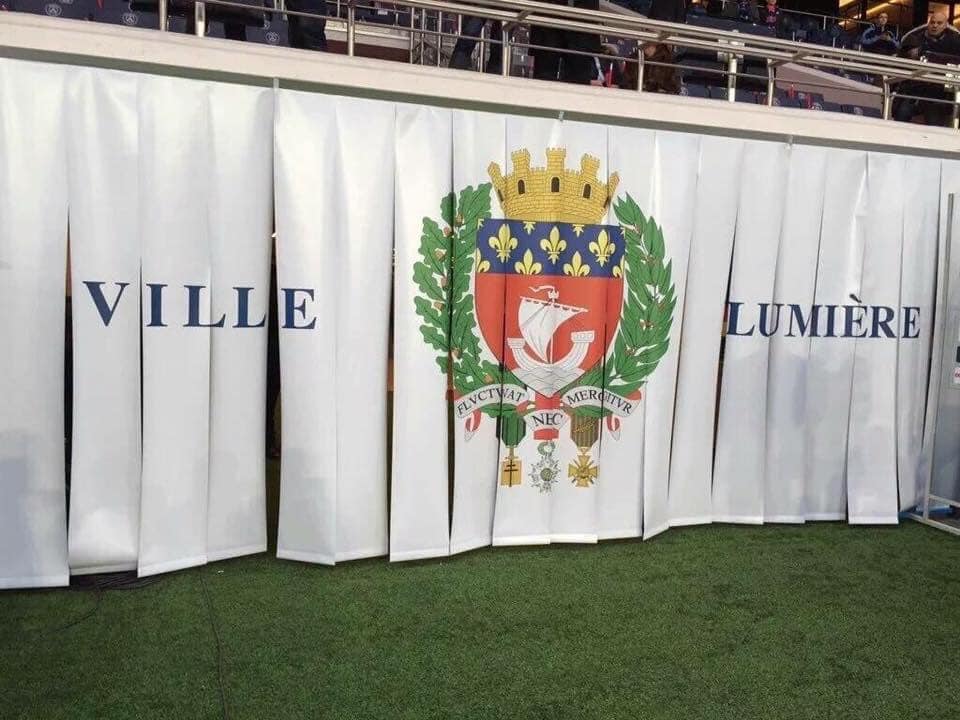 AntibesClement's tweet photo. - PSG / BAYERN - tu as raison Vincent ! la Ville de LUMIERE  dans les profondes⬛️ ténébres !et le FEU  🟥🟥du coté du PARC ! ..... @vincentduluc @lequipe @lachainelequipe https://t.co/Ba8dftIO9O