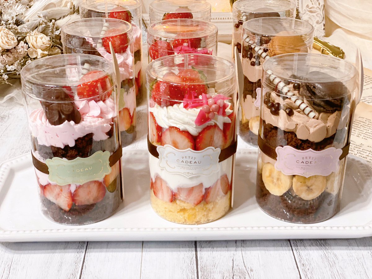 94156033a0210's tweet photo. 円筒ケースでお配り用ショートケーキ💕

HappyValentine🍫

瓶でも良いけどサイズ大きくすると重いかな〜？って思って円筒ケース使って見たんだけど…良い感じ？！😍

軽くて持ち運びし易いし、食べた後の片付けも楽よね♥️ https://t.co/9dYslTI7qh