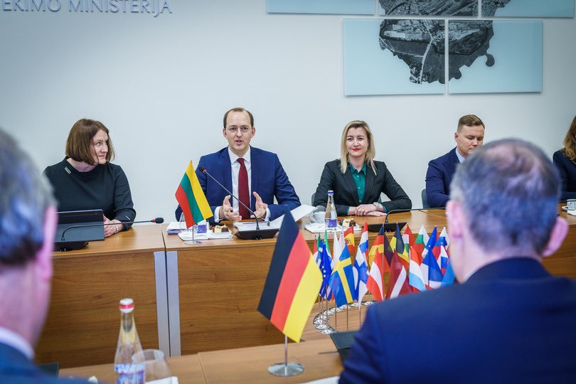 schlandticket's tweet photo. Unser unermüdlicher Digital Minister heute im Außendienst:

“Wir wollen einen einheitlichen digitalen #Binnenmarkt und brauchen deswegen auch einheitliche Standards”

#Identity Lösungen aus 🇩🇪 für🇪🇺 und die ganze Welt 

1+ für uns als Wirtschaftsstandort 

https://t.co/ulTYLhkq3u https://t.co/41Kru1ipkH