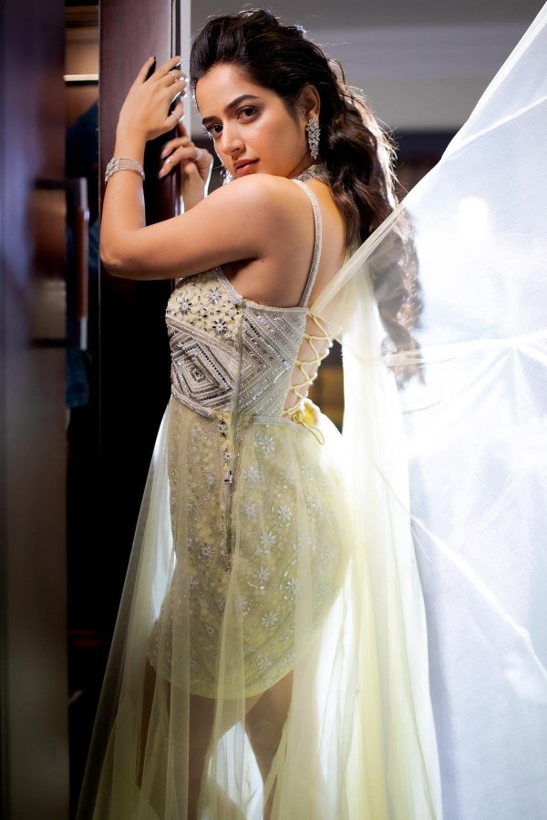 FpAKygVaYAU0BA7?format=jpg&name=900x900