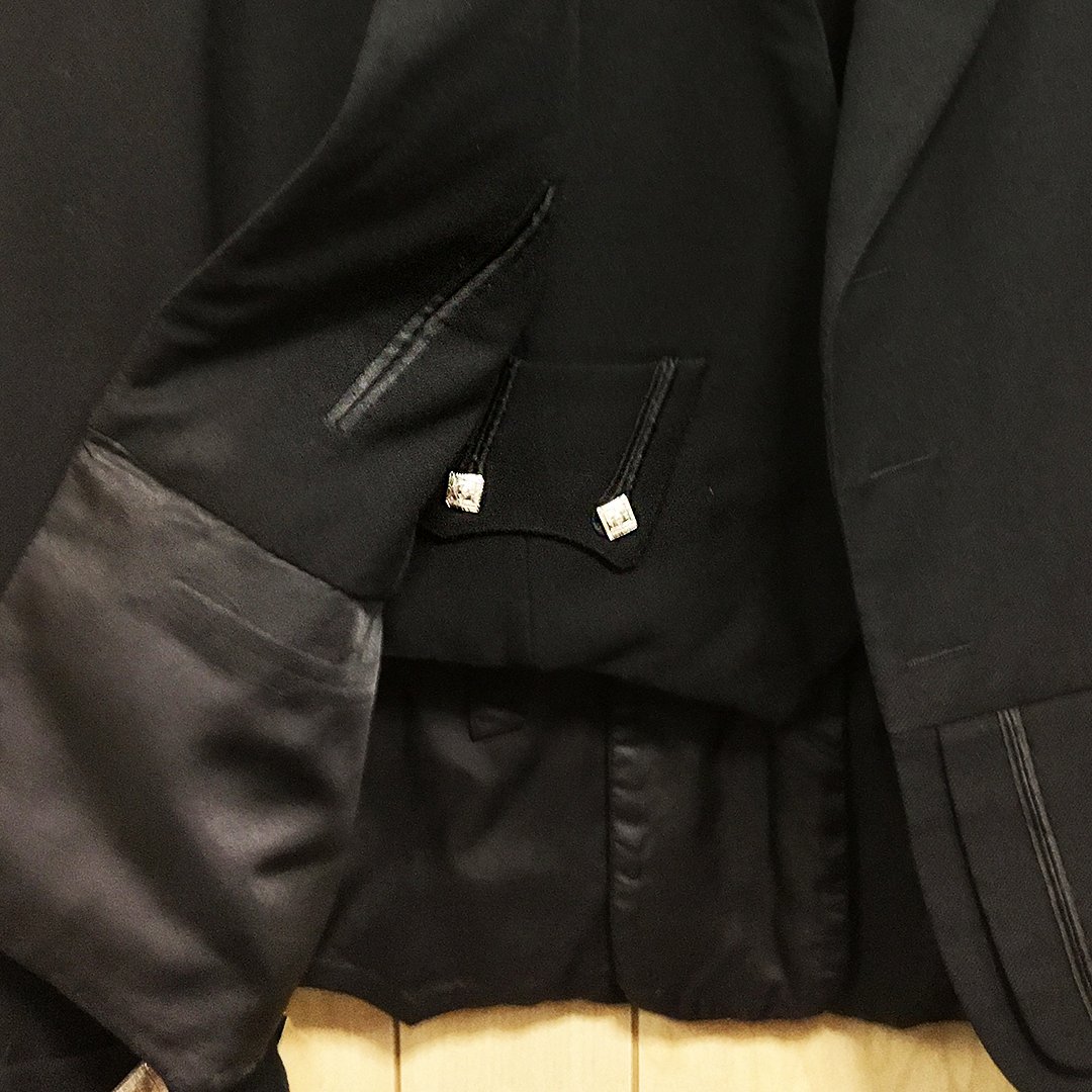 meyer_mortimer's tweet photo. A Scottish Highland doublet we made for a customer in 1949. The doublet is worn with a #kilt or #trews and is strictly evening wear.  

https://t.co/28TQt3kgan

#savilerow #bespoke #highlanddoublet https://t.co/4p5tDEXpXl