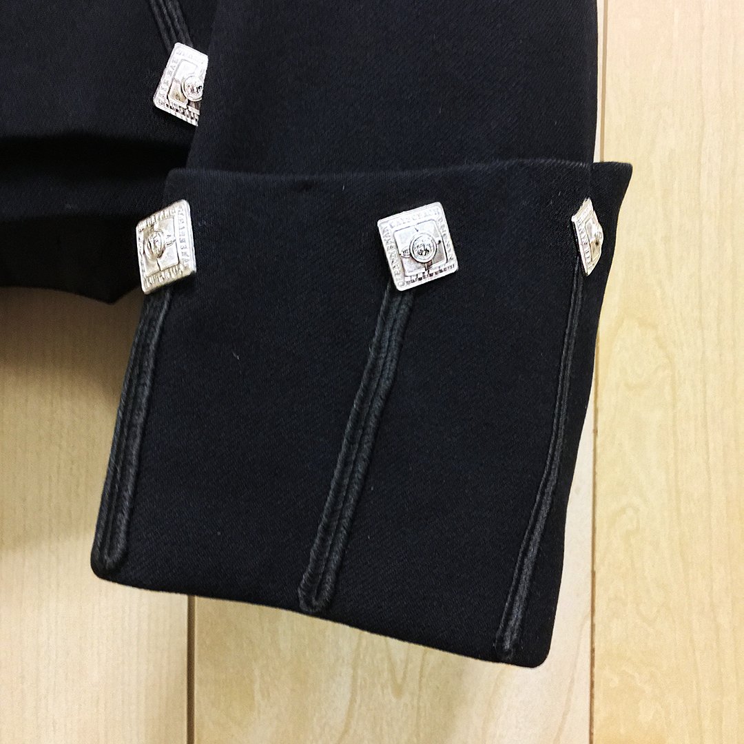 meyer_mortimer's tweet photo. A Scottish Highland doublet we made for a customer in 1949. The doublet is worn with a #kilt or #trews and is strictly evening wear.  

https://t.co/28TQt3kgan

#savilerow #bespoke #highlanddoublet https://t.co/4p5tDEXpXl