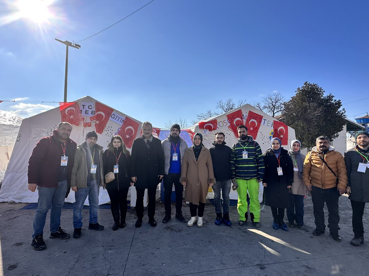 prof_mahmutozer's tweet photo. Depremden etkilenen bölgelerimizde çocuklarımıza psikososyal destek sağlamak için için sahada binlerce öğretmenimiz yürekten çalışıyor. 

Çocuklarımızın tebessümü, ülkemizin umudu…

📍Malatya https://t.co/FSTmhomLAw