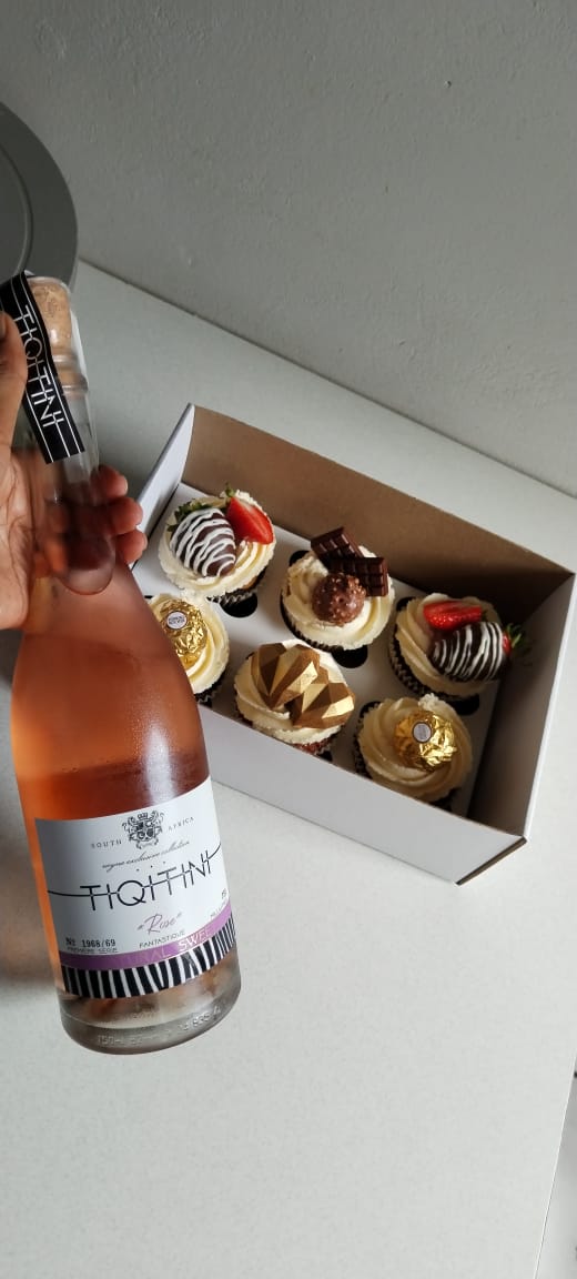 Ultim8Hero_01's tweet photo. Also, it really is the thought that counts ... I thought about not getting fokkol for Valentines again and realized ke itlwaela masepa so I called #Logain and ordered these delicious muffins #LetLoveTrend❤ https://t.co/ZrY30DpZ01