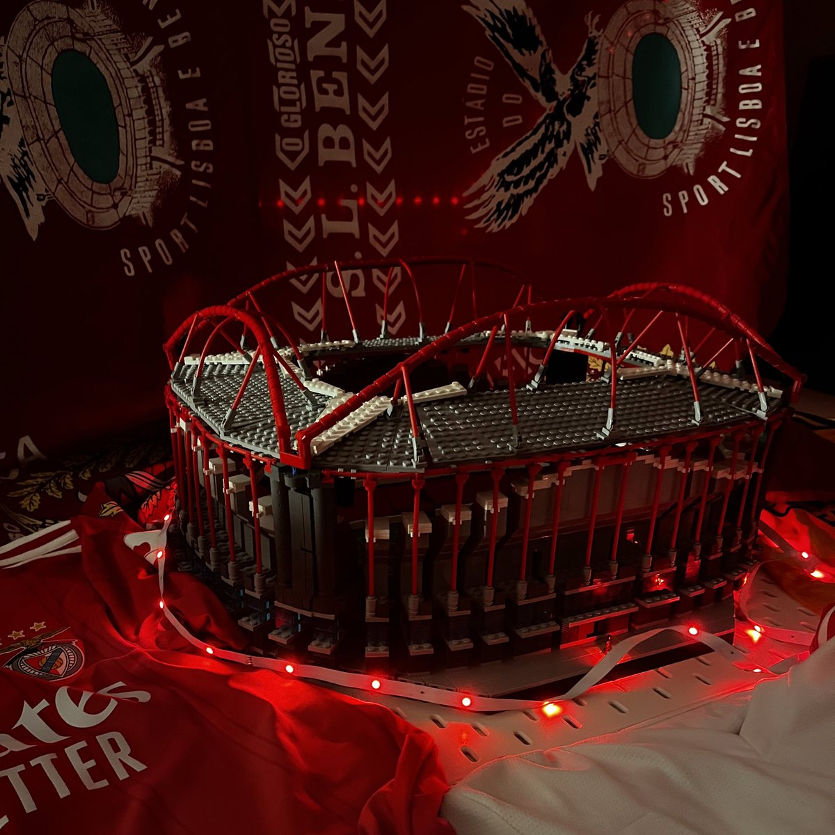 Dannydofutebol's tweet photo. Como prometido ontem, apresento-vos o resultado final do meu projeto. A combinação perfeita das minhas duas paixões, o Lego e o Benfica. 6000+ peças e muita dedicação resultaram neste modelo do estádio mais lindo do mundo! 

@museubenfica @SLBenfica têm espaço no museu? 😉 https://t.co/fXr04ZxsYP
