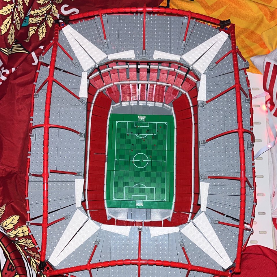 Dannydofutebol's tweet photo. Como prometido ontem, apresento-vos o resultado final do meu projeto. A combinação perfeita das minhas duas paixões, o Lego e o Benfica. 6000+ peças e muita dedicação resultaram neste modelo do estádio mais lindo do mundo! 

@museubenfica @SLBenfica têm espaço no museu? 😉 https://t.co/fXr04ZxsYP