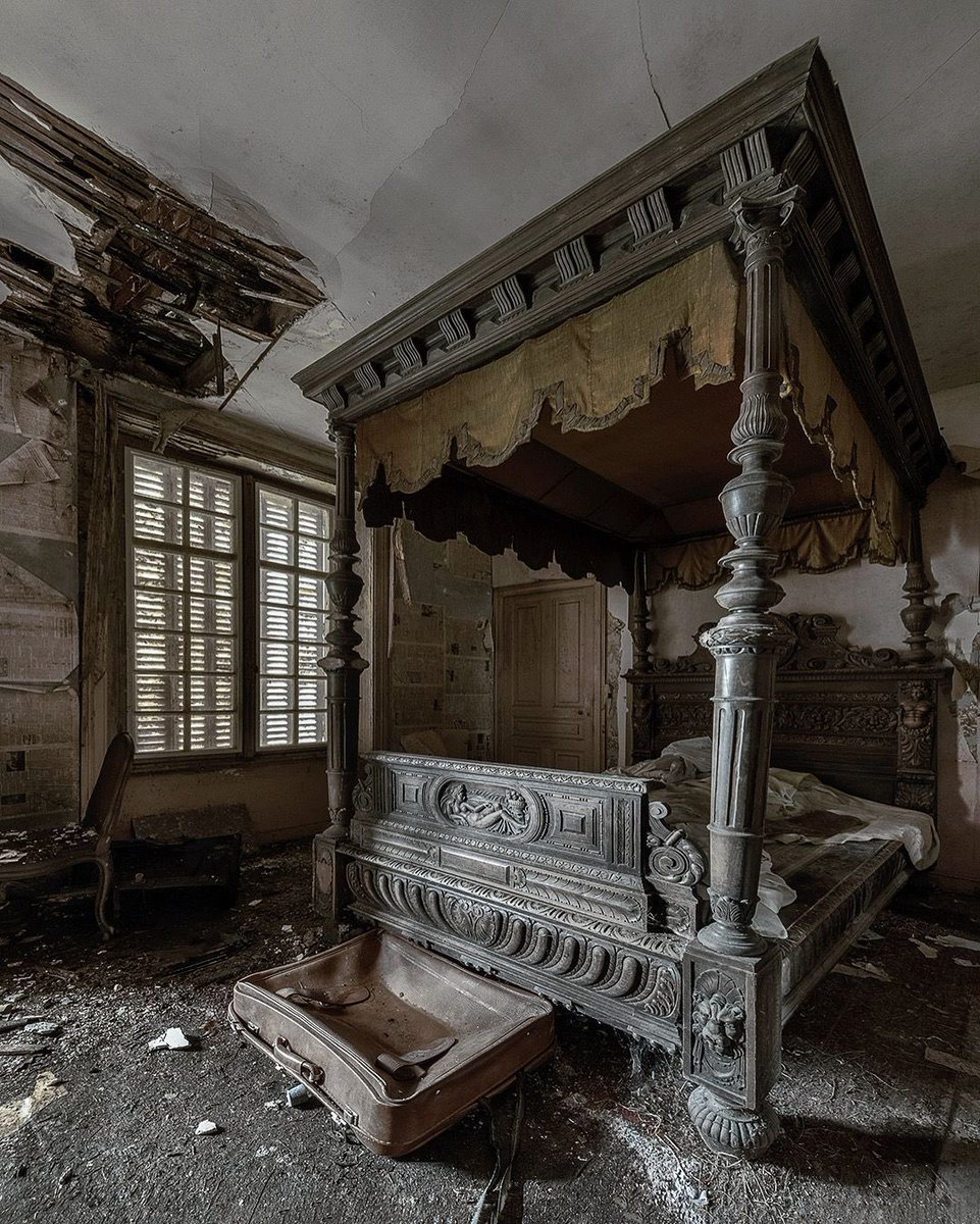 Nightmare machine with hand carved wooden poles 🕸️

#abandoned
#abandoned_nordic
#urbex
#photography

@tanja_palmunen