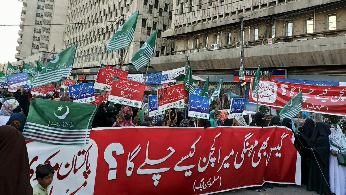 NadeemAwanPMML's tweet photo. آٹا، بجلی راشن کے بعد 
گیس بھی مہنگی 
خواتین کا کراچی پریس کلب کے سامنے مہنگائی کے خلاف مظاہرہ
#KhaGaiMahngai https://t.co/LVlP7Z4UpI