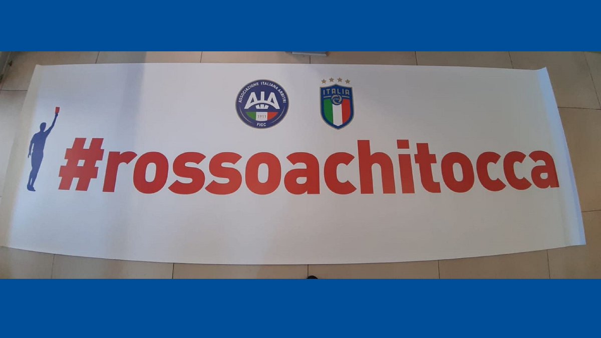 AIA_it's tweet photo. Non solo in #SerieA, ma in ogni partita in programma nel prossimo fine settimana, a partire dai Campionati giovanili, gli #arbitri scenderanno in campo con un segno rosso sul viso simbolo della campagna #UNROSSOALLAVIOLENZA. Leggi la news: https://t.co/9WChCvSUjb #AIA @FIGC https://t.co/QbJ7gKOT6v