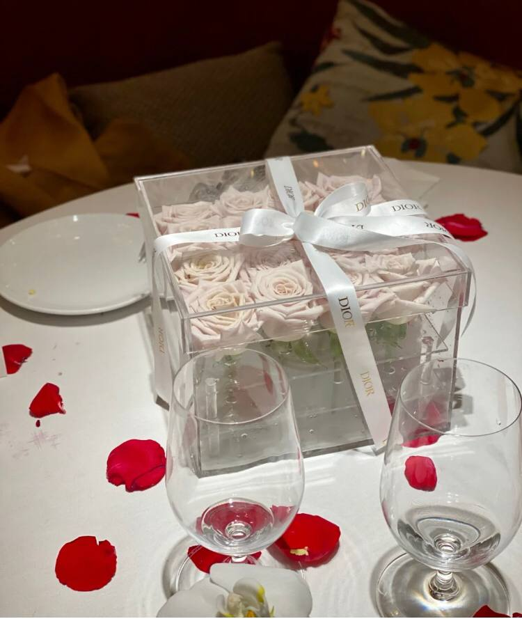 FlixEsento's tweet photo. friend's birthday。Full of sense of luxury, acrylic rose box。 https://t.co/0PwiedEiSq