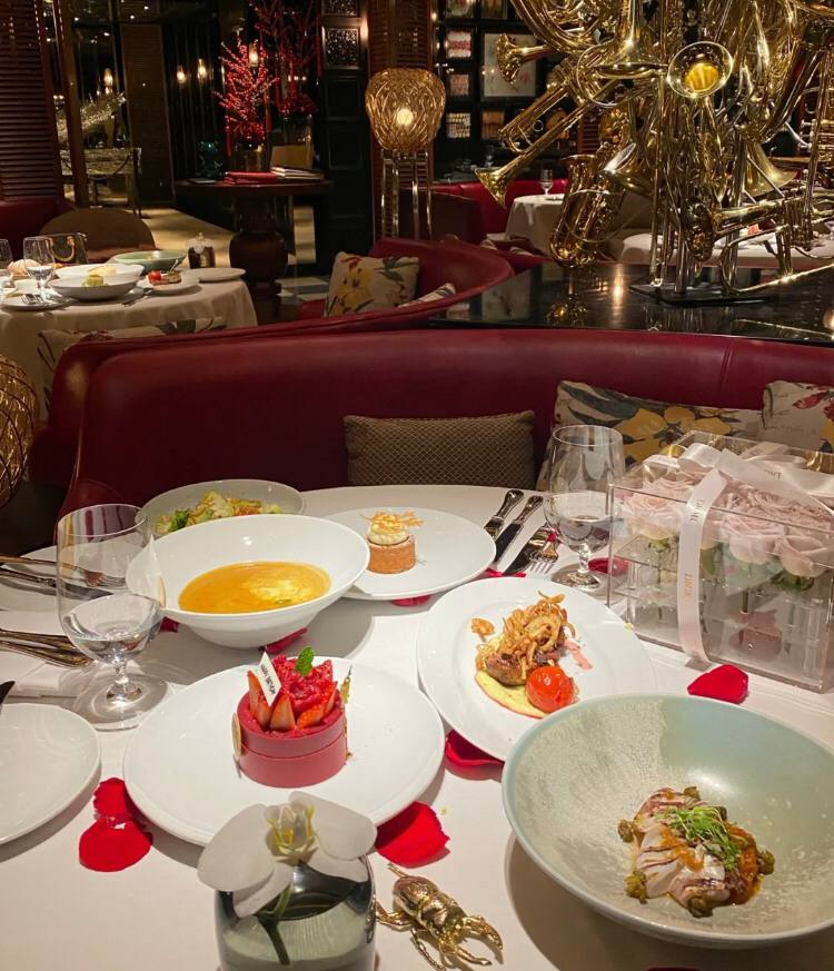 FlixEsento's tweet photo. friend's birthday。Full of sense of luxury, acrylic rose box。 https://t.co/0PwiedEiSq