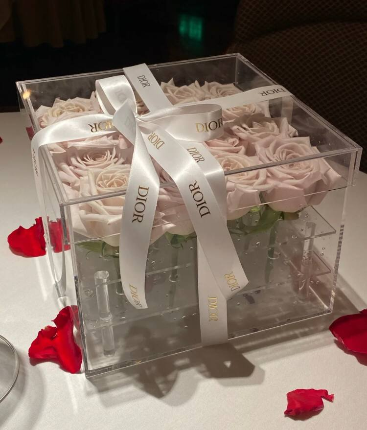 FlixEsento's tweet photo. friend's birthday。Full of sense of luxury, acrylic rose box。 https://t.co/0PwiedEiSq
