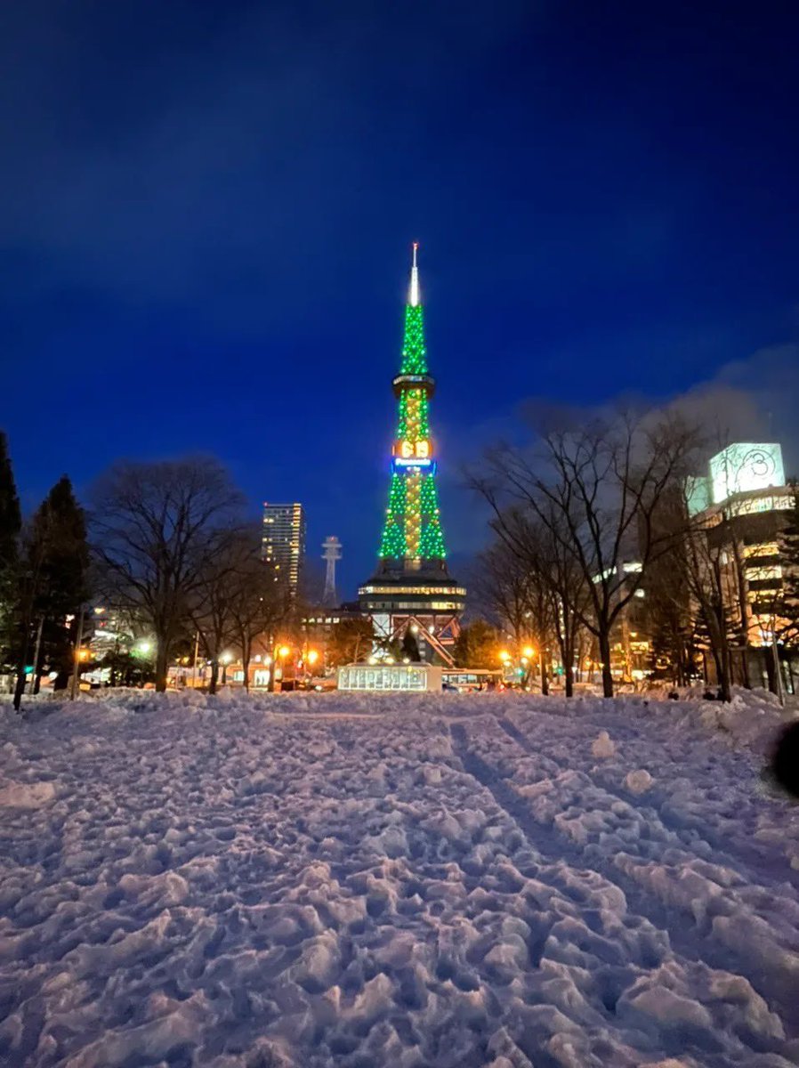 sapporo_patrick's tweet photo. 【過去のセンパト紹介 ライトアップ編】

今回は、ライトアップについてご紹介します！
去年は札幌テレビ塔でライトアップを行いました〜🌲
アイルランドのシンボルカラーである "緑色" で札幌の夜空を彩りました☘️
今年は、、？

#stpatricksdayinsapporo2023 #センパト #札幌 #アイルランド https://t.co/PRnQOvgmUe