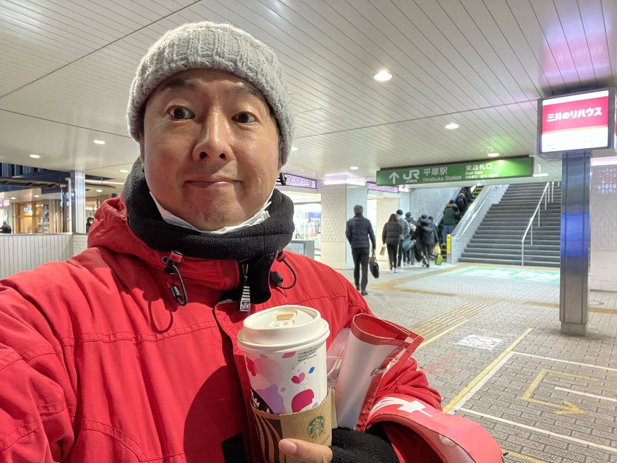 nishikuboyusuke's tweet photo. 20代の男子達がチラシを取りに来てくれるんです。嬉しいですね。平塚駅北口にいらっしゃった12名の皆様ありがとうございました!今晩は特に寒かった。
#西久保ゆうすけ #レッドマン #本人 #voteorvote #平塚市 https://t.co/99NSKM7z0m
