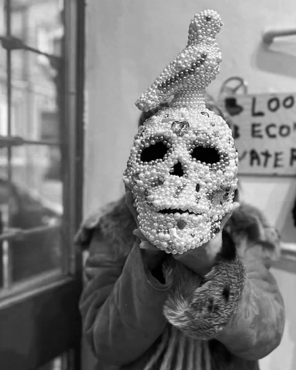 ❤️ Hey y'all, Happy Belated Valentine’s Day ❤️
In the images, a skull with pearls, hearts and human teeth, work in progress by Rosie Eisor, which could be seen this Saturday at our Open Studio Showcase at Aether in Sofia.
#skullsandhearts #openstudio #bbwcollective #bbwopenstudio
