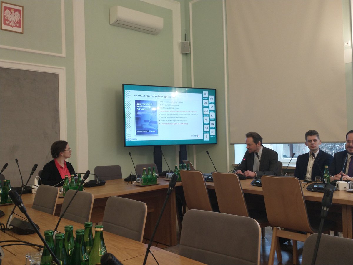 tirynatory's tweet photo. Dziś bierzemy udział w posiedzeniu Parlamentarnego Zespołu ds. Walki z Wykluczeniem Transportowym.
@JakMajewski prezentuje raport "Jak rozwinąć konkurencję na torach?" #ProKolej https://t.co/e73y1PsuCm