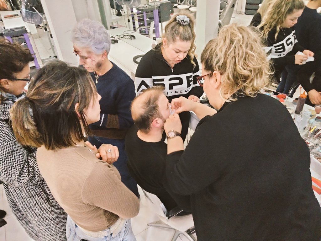 EncuentroNiebla's tweet photo. 👹Nuestros maquilladores y maquilladoras están preparando todo para la "Monster Walk".
🧟🧟♀️🧟♂️Los monstruos tomarán las calles de Baeza el sábado a las 19:30.
👻No te pierdas nuestra actividad más multitudinaria.
#monsterwalk #BaezaEncuentrosEnLaNiebla #Encuentrosenlaniebla https://t.co/5VEwGlX4JS