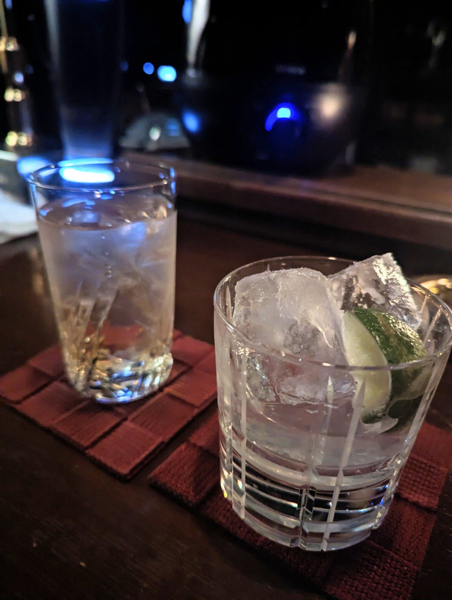 tomoegozen299's tweet image. ２件目　＃船橋 #barWell
氷一杯のジョニ黒水割り
タンカレー１０　ジンライム
５年ぶり？