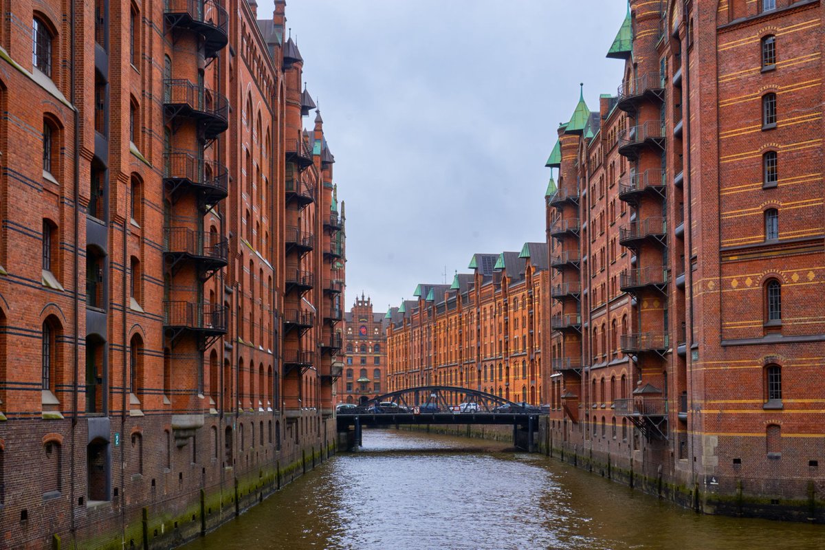 ManuelRevilla57's tweet photo. Los almacenes de ladrillo rojo y tejados de cobre del barrio de Speicherstadt «ciudad de almacenes» en Hamburgo, fueron construidos con un sistema de pilotes de madera entre 1883 y 1927. Este conjunto arquitectónico es Patrimonio de la Humanidad

#MiercolesEnladrillado https://t.co/jlmNPhkfIj