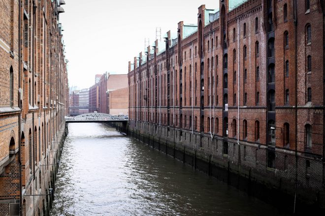 ManuelRevilla57's tweet photo. Los almacenes de ladrillo rojo y tejados de cobre del barrio de Speicherstadt «ciudad de almacenes» en Hamburgo, fueron construidos con un sistema de pilotes de madera entre 1883 y 1927. Este conjunto arquitectónico es Patrimonio de la Humanidad

#MiercolesEnladrillado https://t.co/jlmNPhkfIj