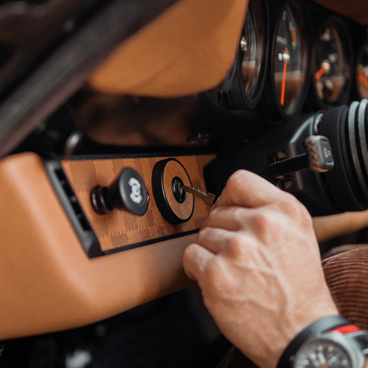 CarboneLiveries's tweet photo. Our dash trim is made from aluminum, which brings to mind the early models. It can be upholstered with any fabric. Check out the different #upholstery that we created for various trims.
#carboneliveries #interiordesign #DIY #handmade #classiccar #porsche911 #early911 #projectcar https://t.co/fvGEeMQ9Xx