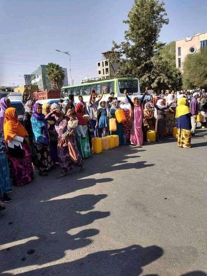 በወልቂጤ ከተማ ውሀ ተጠማሁ ባለው የጉራጌ ህዝብ የጥይት ናዳ 😭 <a href="/AbiyAhmedAli/">Abiy Ahmed Ali 🇪🇹</a> <a href="/AgegnehuT/">Agegnehu Teshager G.</a> <a href="/ShimelisAbdisa/">Shimelis Abdisa</a> <a href="/ebczena/">EBC WORLD</a> <a href="/_AfricanUnion/">African Union</a>