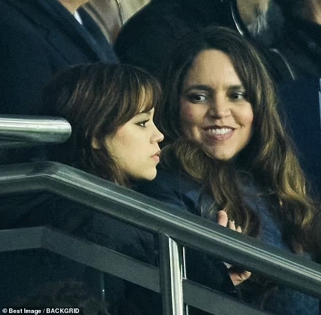xpercyjennax's tweet photo. Cutiee Jenna with her mom ๐ซถ๐ป #JennaOrtega #doyoulikemessi #LoveForPercy https://t.co/gOFklkTDWj