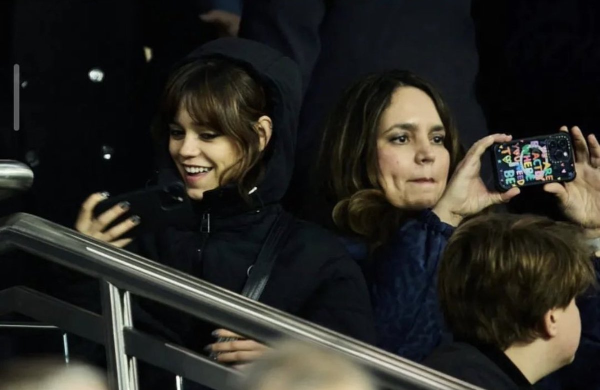 xpercyjennax's tweet photo. Cutiee Jenna with her mom ๐ซถ๐ป #JennaOrtega #doyoulikemessi #LoveForPercy https://t.co/gOFklkTDWj